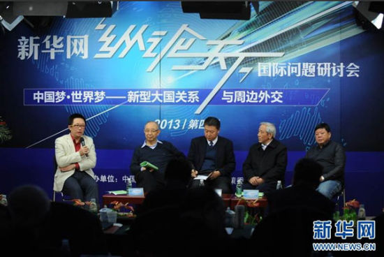 新華網(wǎng)第四屆“縱論天下”2013國(guó)際問(wèn)題研討會(huì)18日在京舉行。圖為社科院全球戰(zhàn)略院國(guó)際問(wèn)題專家葉海林在發(fā)言。新華網(wǎng) 陳競(jìng)超 攝