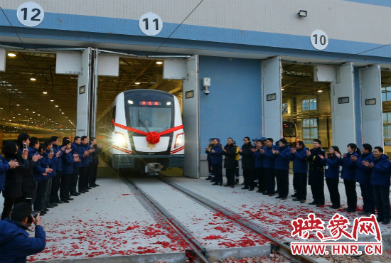 12月28日早上7點(diǎn)39分，編號(hào)為0111的列車駛出鄭東車輛段開往市體育中心站