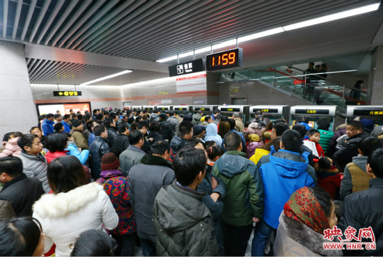 11點(diǎn)59分，紫金山地鐵站售票機(jī)前擠滿了買票的市民，場(chǎng)面如同春運(yùn)