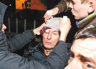 11日，基輔，遇襲受傷的反對派領(lǐng)導人盧岑科接受簡單救護。