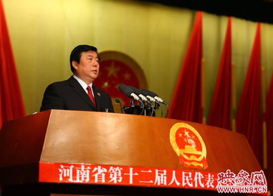 省人民檢察院檢察長(zhǎng)蔡寧向大會(huì)作工作報(bào)告。