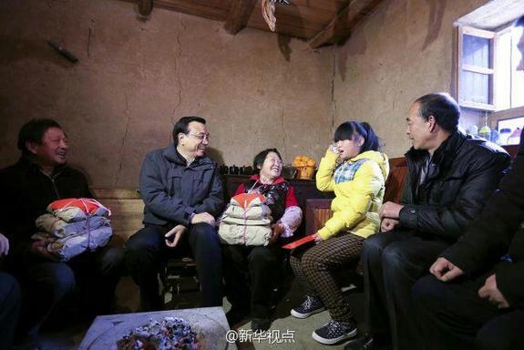 27日，李克強(qiáng)到安康旬陽(yáng)金坡村看望留守兒童。