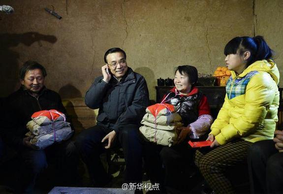 27日，李克強(qiáng)到安康旬陽(yáng)金坡村看望留守兒童。