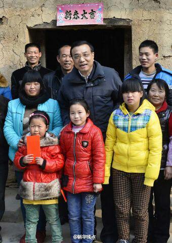 27日，李克強(qiáng)到安康旬陽(yáng)金坡村看望留守兒童。