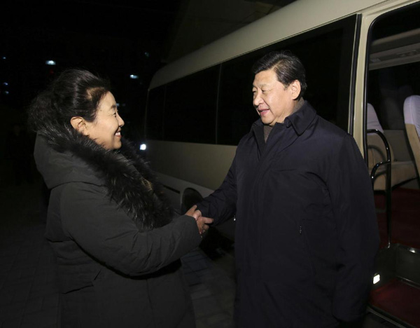 習(xí)近平27日晚看望了牛玉儒同志家屬。