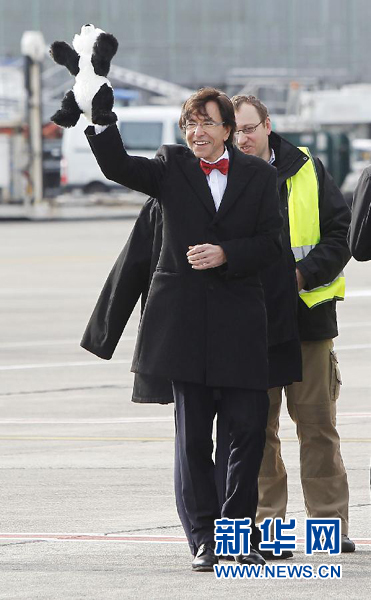 2月23日，在比利時首都布魯塞爾的國家機場，比利時首相迪呂波手舉熊貓玩具歡迎大熊貓“星徽”和“好好”
