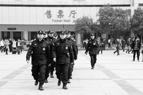 3月2日，鄭州市特警加強對人員密集場所的武裝巡邏。