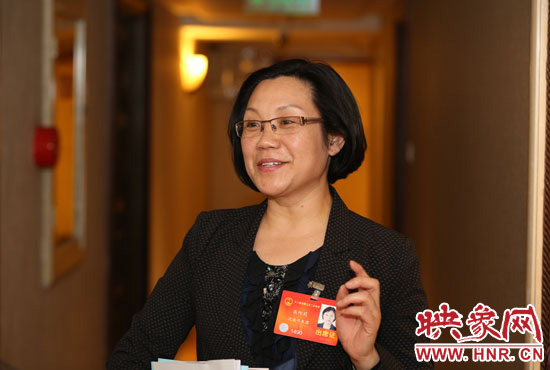 全國人大代表、商丘市實驗小學(xué)校長高阿莉做客映象網(wǎng)兩會微視。