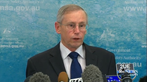 澳大利亞海事局官員正在介紹關(guān)于馬航失聯(lián)客機的搜索情況。