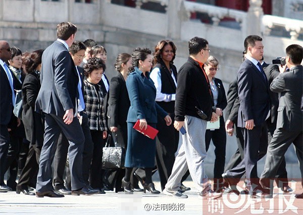 　　3月21日上午，美國總統(tǒng)夫人米歇爾參觀故宮，彭麗媛陪同。彭麗媛一身湖藍色裙裝，米歇爾黑白色職業(yè)裝