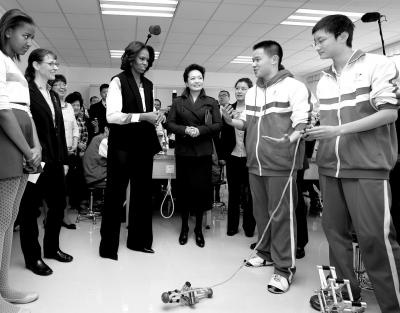 昨天上午，彭麗媛與米歇爾共同參觀北師大二附中，觀看學(xué)生們演示自己設(shè)計制作的幾何機(jī)器人。