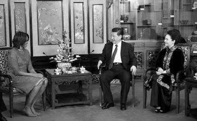 昨晚，國家主席習(xí)近平和夫人彭麗媛在北京釣魚臺國賓館會見美國總統(tǒng)奧巴馬夫人米歇爾。