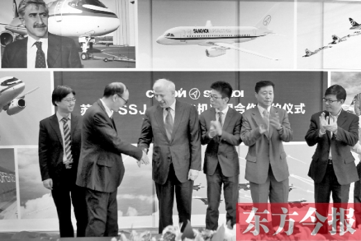 　昨日，“蘇霍伊SSJ-100飛機(jī)項(xiàng)目”合作簽約儀式在鄭州舉行