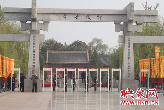 大典入口安檢嚴(yán)格。