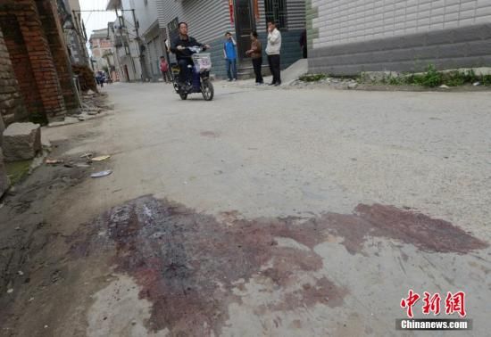 4月28日，福建省福州市閩侯縣發(fā)生一起惡性駕車撞人事件，圖為事發(fā)現(xiàn)場(chǎng)血跡斑斑。中新社發(fā) 劉可耕 攝
