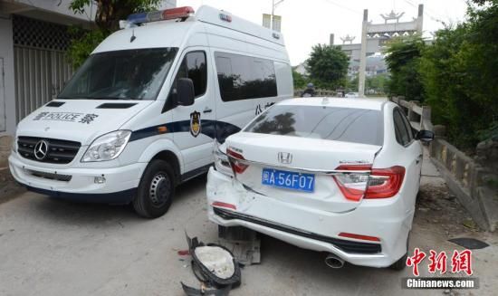  4月28日，福建省福州市閩侯縣發(fā)生一起惡性駕車撞人事件，圖為被撞車輛損毀嚴(yán)重。經(jīng)初查，該肇事男子叫林某新（漢族，37歲，福州長(zhǎng)樂(lè)人），因婚姻問(wèn)題，情緒失控，駕車從閩侯縣青口鎮(zhèn)往尚干鎮(zhèn)方向，沿奔馳大道行駛，連續(xù)撞人。中新社發(fā) 劉可耕 攝