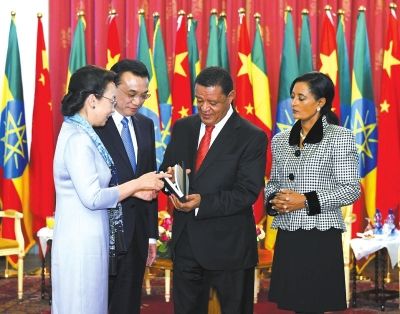 李克強(qiáng)總理與夫人程虹當(dāng)?shù)貢r(shí)間6日上午同埃塞總統(tǒng)穆拉圖夫婦在國家宮會(huì)見。會(huì)見后，程虹將自己的著作和譯著贈(zèng)送給姆拉圖總統(tǒng)夫婦。