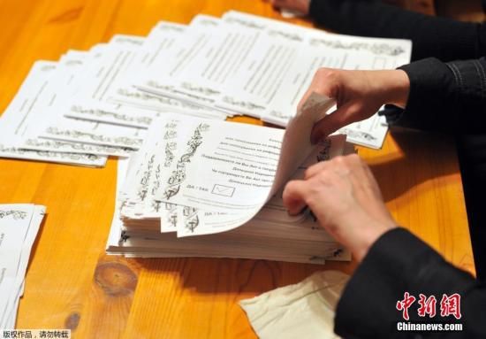 　　當(dāng)?shù)貢r(shí)間2014年5月11日，烏克蘭東部地區(qū)選舉工作人員開始公投計(jì)票工作。
