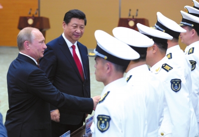 習(xí)近平與普京共同出席中俄聯(lián)合軍演開幕式。