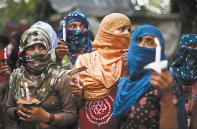 印度民眾舉行紀(jì)念儀式，悼念在強(qiáng)奸案中遇害的兩名少女。