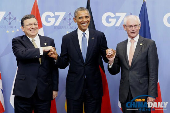 資料圖：6月4日，歐洲理事會主席范龍佩（右）和歐盟委員會主席巴羅佐（左）在會場門口歡迎前來與會的美國總統(tǒng)奧巴馬。由歐盟主持的七國集團領(lǐng)導(dǎo)人會晤4日晚間在布魯塞爾開幕，烏克蘭問題成為本次峰會核心議題。（新華社發(fā) 歐盟理事會供圖）