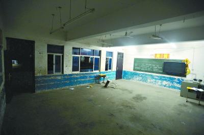 　　昨晚10時，事發(fā)教室里的書桌幾乎被搬空，一個損壞的書桌倒在地上