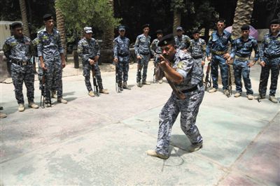 　5日，伊拉克巴格達，新招募的安全部隊成員進行訓(xùn)練。