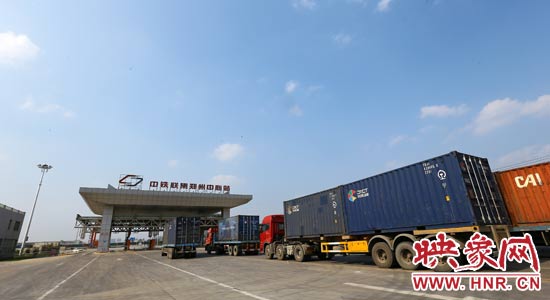 一頭連著生產(chǎn)，一頭牽著消費(fèi)，現(xiàn)代物流業(yè)成為經(jīng)濟(jì)運(yùn)行的血脈。