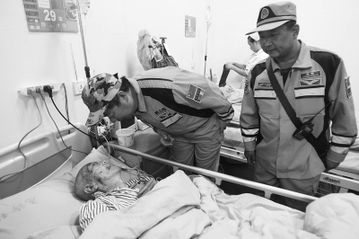 緊張的救援間隙，中國緊急救援河南基地的隊員還探望了被救的84歲老人。