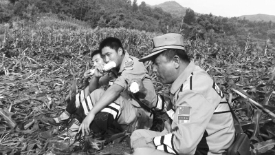 饑餓難忍，中國緊急救援河南基地的救援隊員在已毀的玉米地里撿拾生玉米吃。