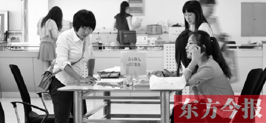 　　行政審批“瘦身”，不僅提高了行政效率，節(jié)約了行政資源，而且最大限度地方便了群眾