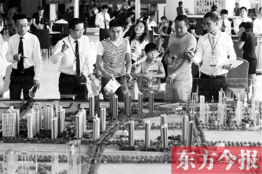 昨天上午，在鄭州市區(qū)一售樓部?jī)?nèi)，看房的顧客比平時(shí)多了不少