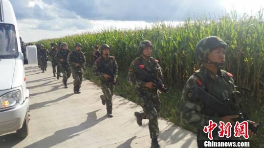 黑龍江武警發(fā)現(xiàn)脫逃嫌犯高玉倫蹤跡準(zhǔn)備武裝合圍(圖) 黑龍江武警發(fā)現(xiàn)脫逃嫌犯高玉倫蹤跡準(zhǔn)備武裝合圍(圖)