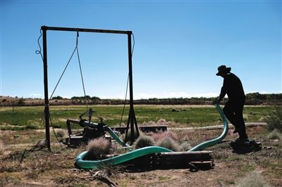 　布日古德起動水泵，等了幾分鐘才有水上來，沒抽一會兒就沒水了，等一陣子才能繼續(xù)抽。