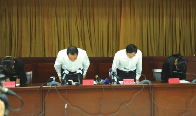 昆明通報明通小學(xué)踩踏事故原因，官員鞠躬致歉。圖/東方IC