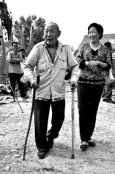 2011年6月26日，何兆勝在三女兒的陪伴下漫步在搬遷現(xiàn)場。