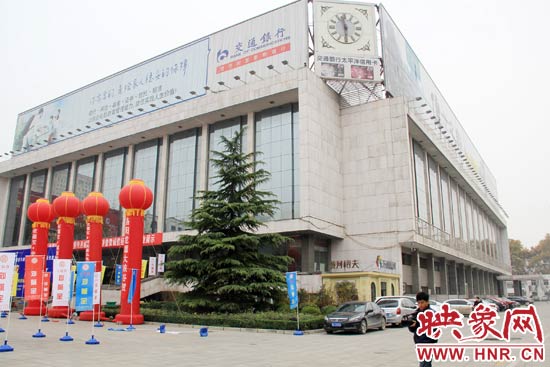 11月28日，記者從鄭州市政府獲悉，河南省人民會堂決定拆除違法存在10多年的巨型樓頂廣告。