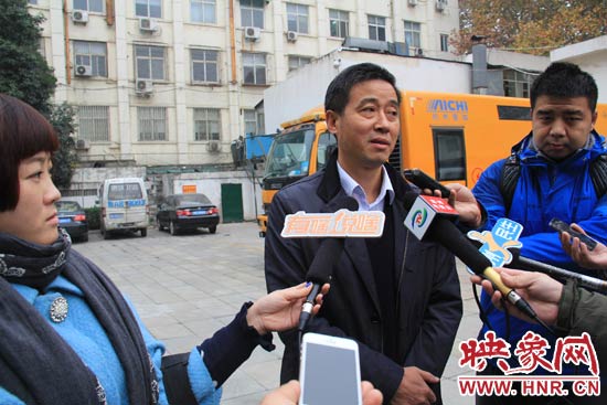 鄭州城市管理局行政執(zhí)法監(jiān)察支隊二大隊副大隊長杜陸水就“河南省人民會堂違法戶外廣告”一事，接受媒體采訪