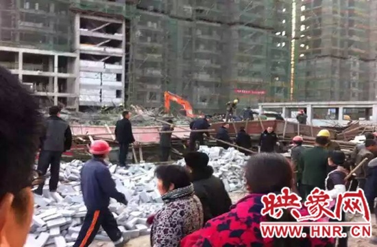 圖為事故現(xiàn)場情況，當?shù)厝罕姽﹫D。