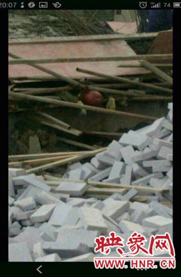 圖為被壓工人由當?shù)厝罕姽﹫D