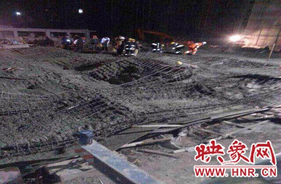 圖為事故現(xiàn)場情況，當?shù)厝罕姽﹫D。