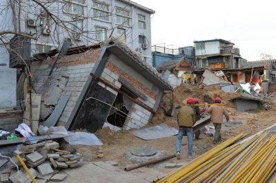 坍塌事故發(fā)生后，房屋傾倒在地面上。記者 徐曉帆/攝