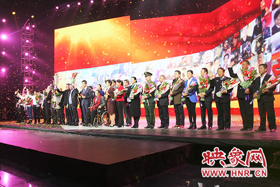 10位獲獎者和1個愛心集體合影。