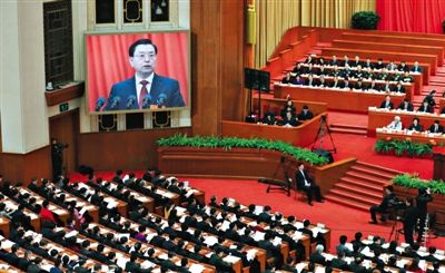 十二屆全國(guó)人大三次會(huì)議舉行第二次全體會(huì)議，全國(guó)人大常委會(huì)委員長(zhǎng)張德江作全國(guó)人大常委會(huì)工作報(bào)告。