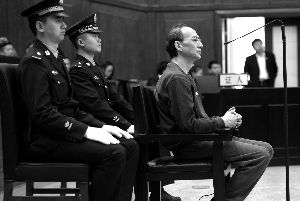 昨天，北京市二中院公開審理了劉軍誼受賄案，現(xiàn)場有上百人參加旁聽。首席攝影記者 吳寧/攝