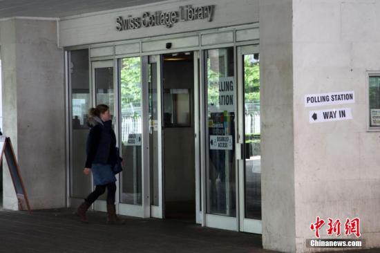 月7日，英國舉行大選，650個(gè)選區(qū)的選民前往投票站，選出代表各自選區(qū)的國會(huì)議員，贏得全國超過半數(shù)選區(qū)議席(即超過325個(gè)席位)的政黨，則獲得執(zhí)政權(quán)。圖為一名選民進(jìn)入投票站投票。<a target='_blank' ><p  align=