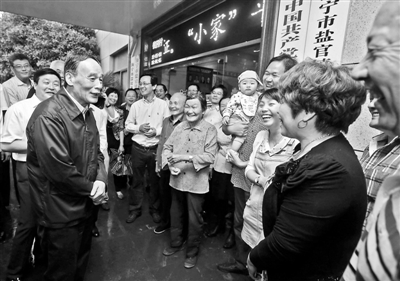 5月8日，王岐山與海寧市鹽官鎮(zhèn)桃園村黨委班子成員、老黨員和群眾親切交流供圖/新華社