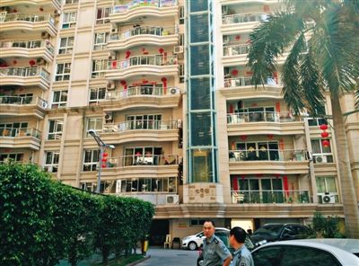 泉州鬧市區(qū)刺桐路上一小區(qū)。5月5日凌晨，泉州安監(jiān)局調(diào)研員謝清平在7號(hào)樓自殺。