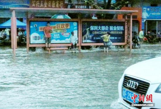 圖為暴雨持續(xù)兩小時(shí)，韶關(guān)市區(qū)又變“水城”。陳惠賢 攝