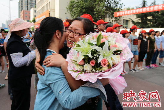 考試結束，考生與家長深情的擁抱